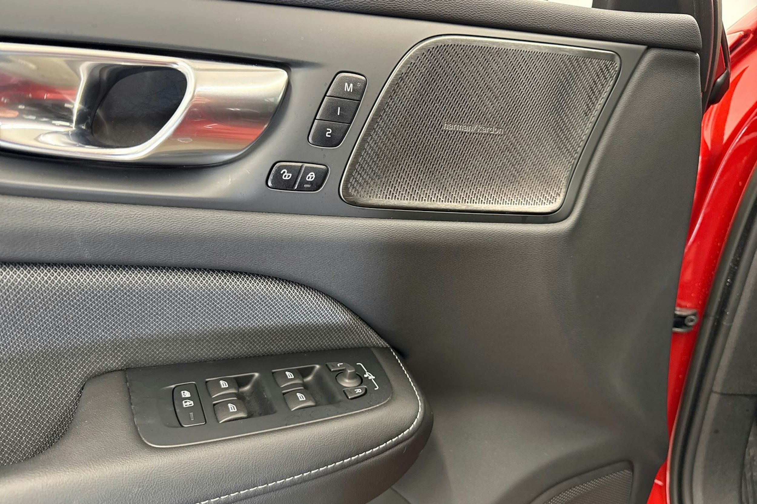 punainen Volvo V60 2023 kuva 18.