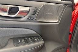 punainen Volvo V60 2023 kuva 18.