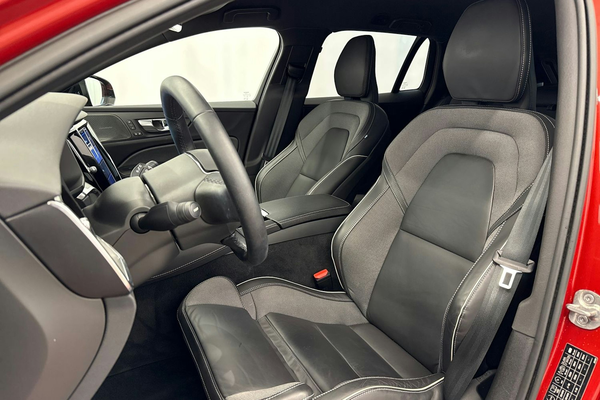 punainen Volvo V60 2023 kuva 19.