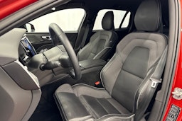 punainen Volvo V60 2023 kuva 19.
