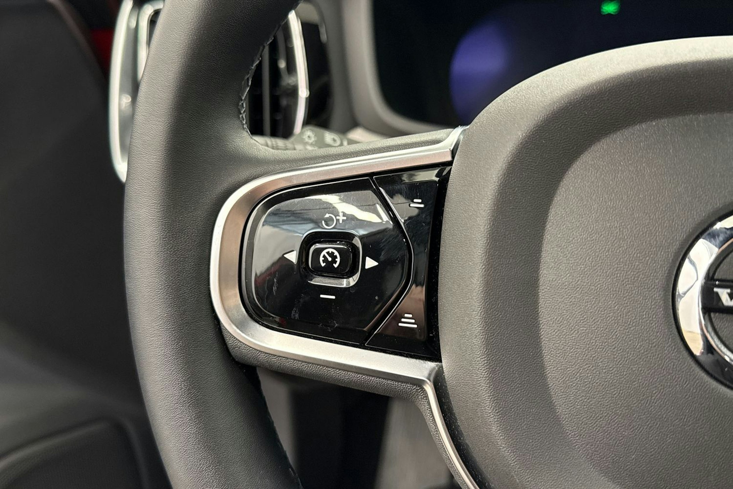 punainen Volvo V60 2023 kuva 20.