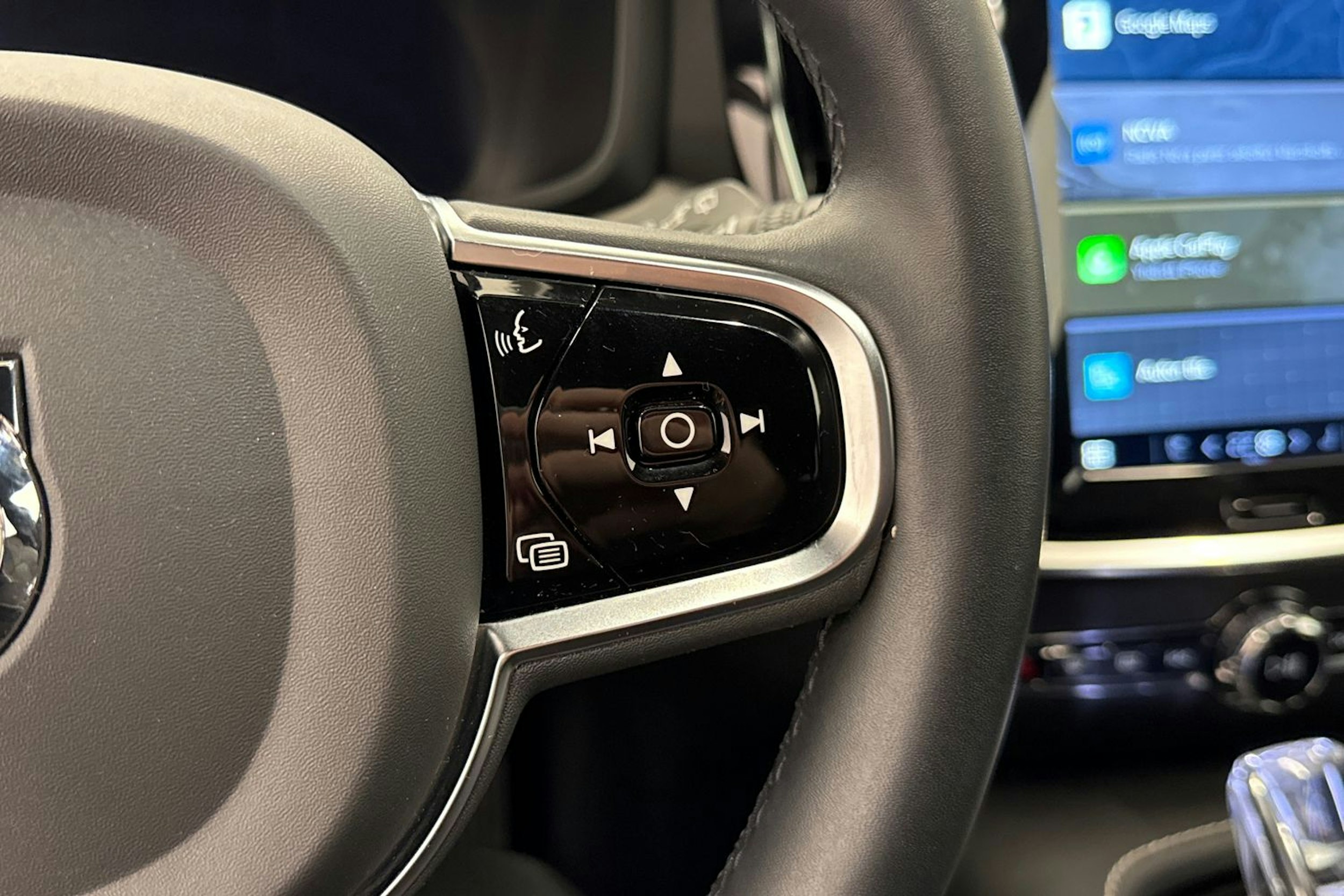 punainen Volvo V60 2023 kuva 21.