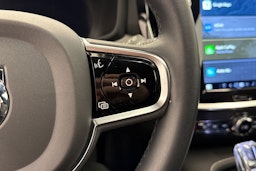 punainen Volvo V60 2023 kuva 21.