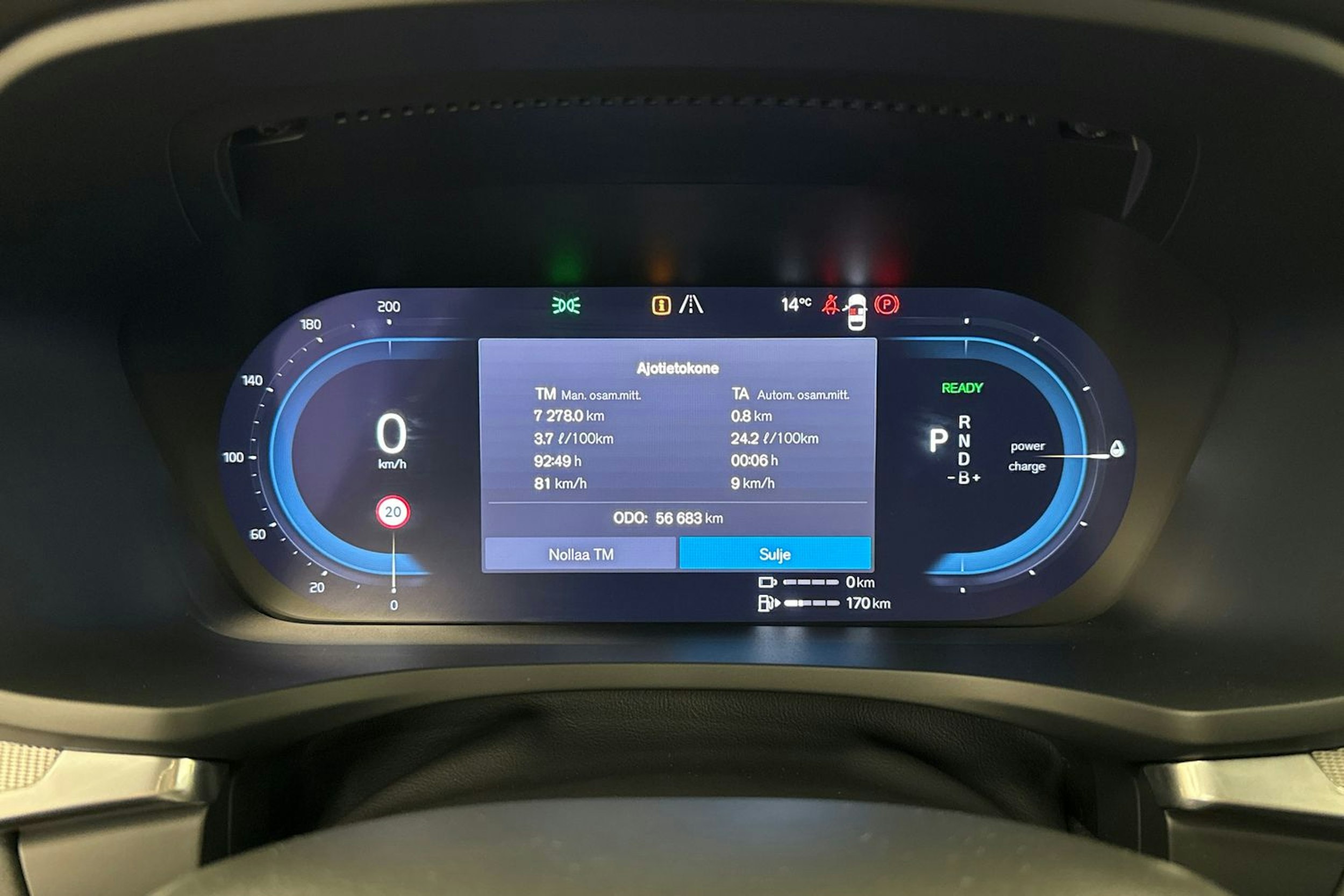 punainen Volvo V60 2023 kuva 22.