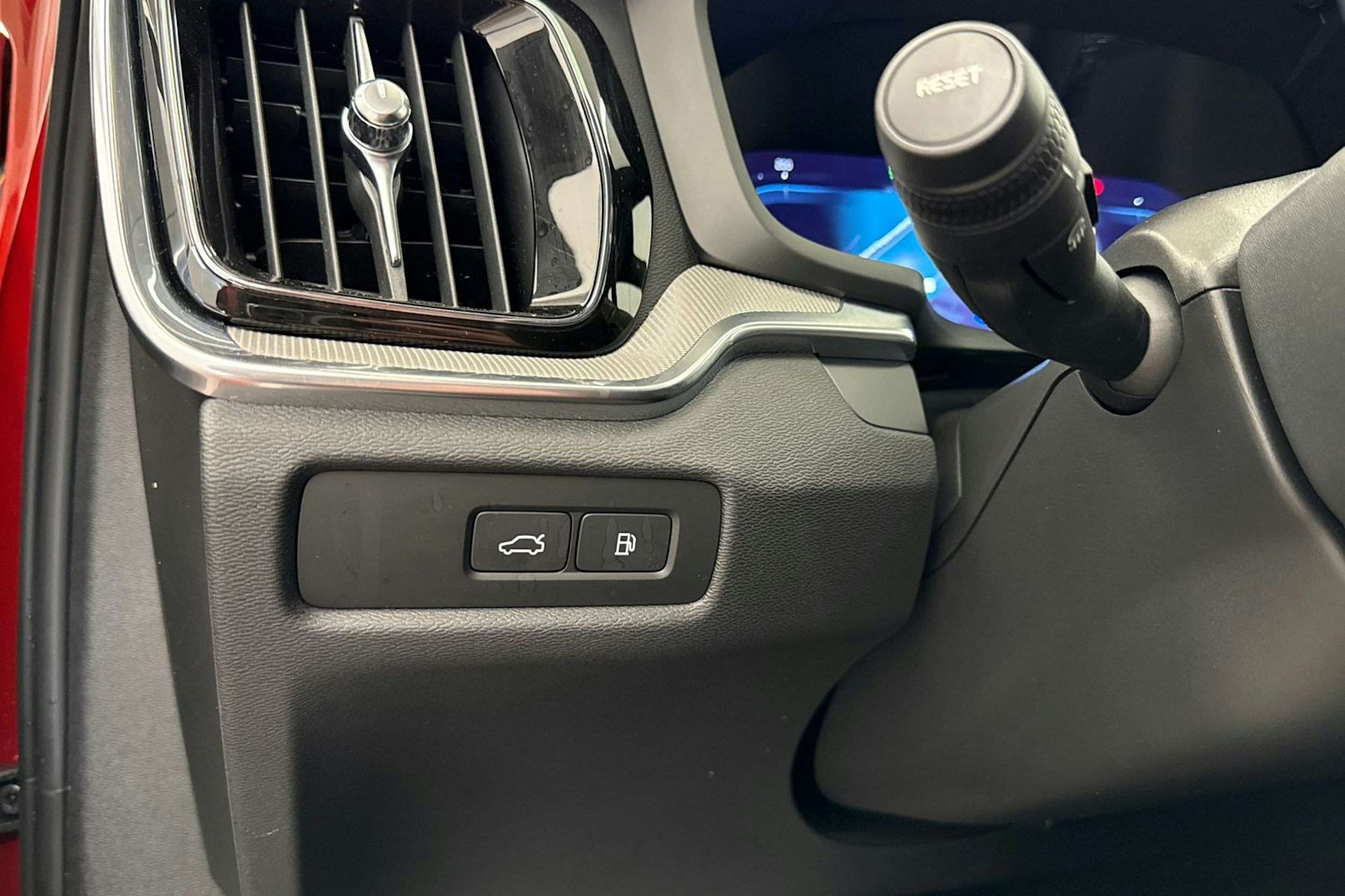 punainen Volvo V60 2023 kuva 24.