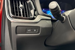 punainen Volvo V60 2023 kuva 24.