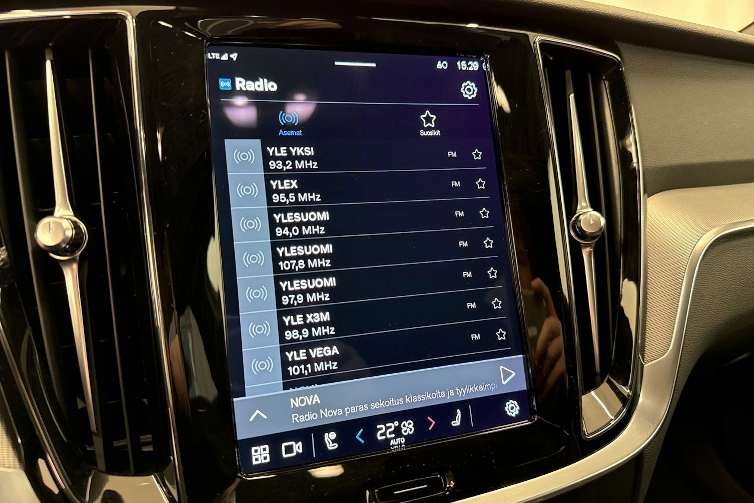 punainen Volvo V60 2023 kuva 26.
