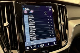 punainen Volvo V60 2023 kuva 26.