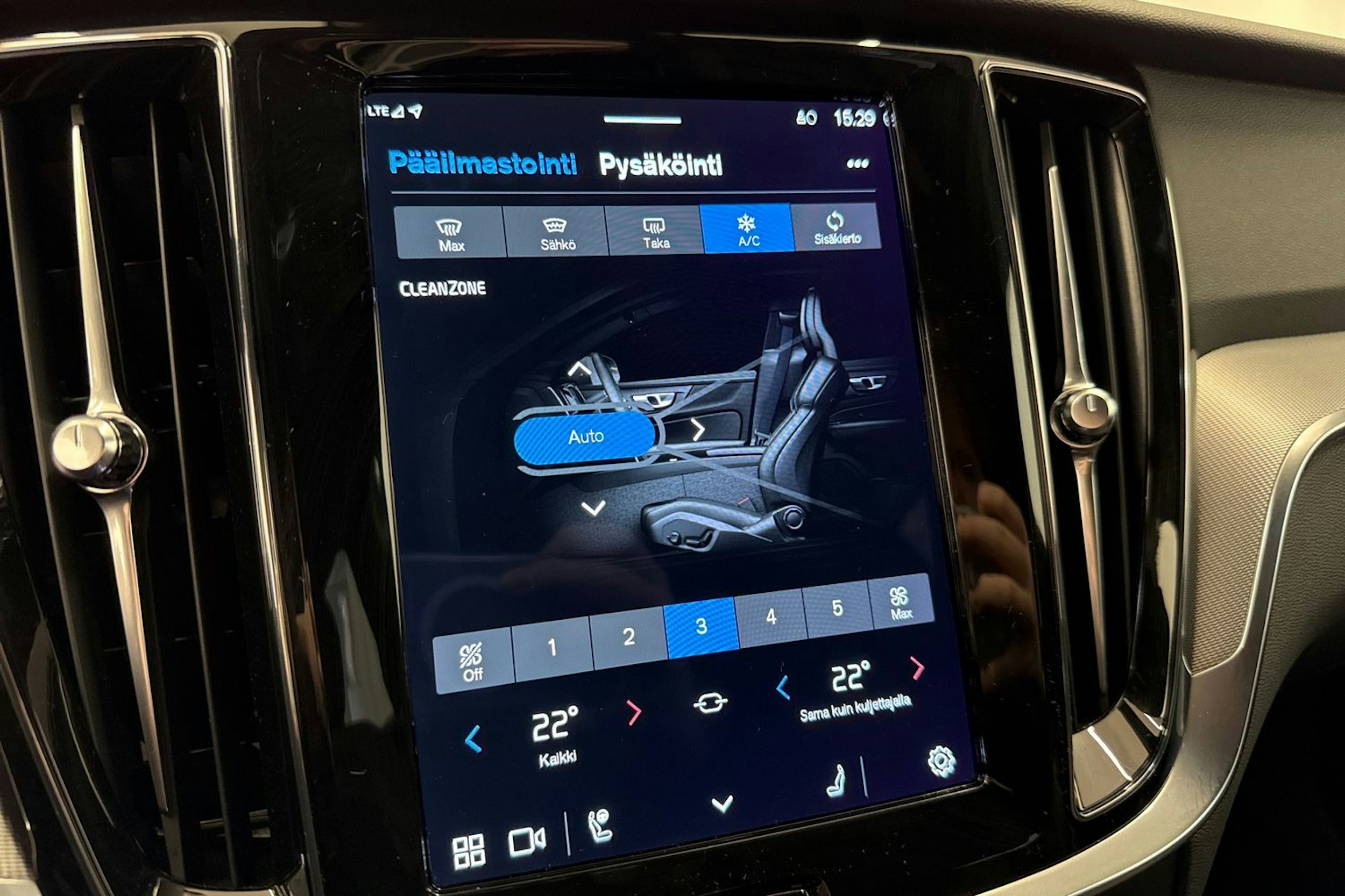 punainen Volvo V60 2023 kuva 29.