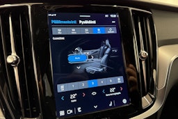 punainen Volvo V60 2023 kuva 29.