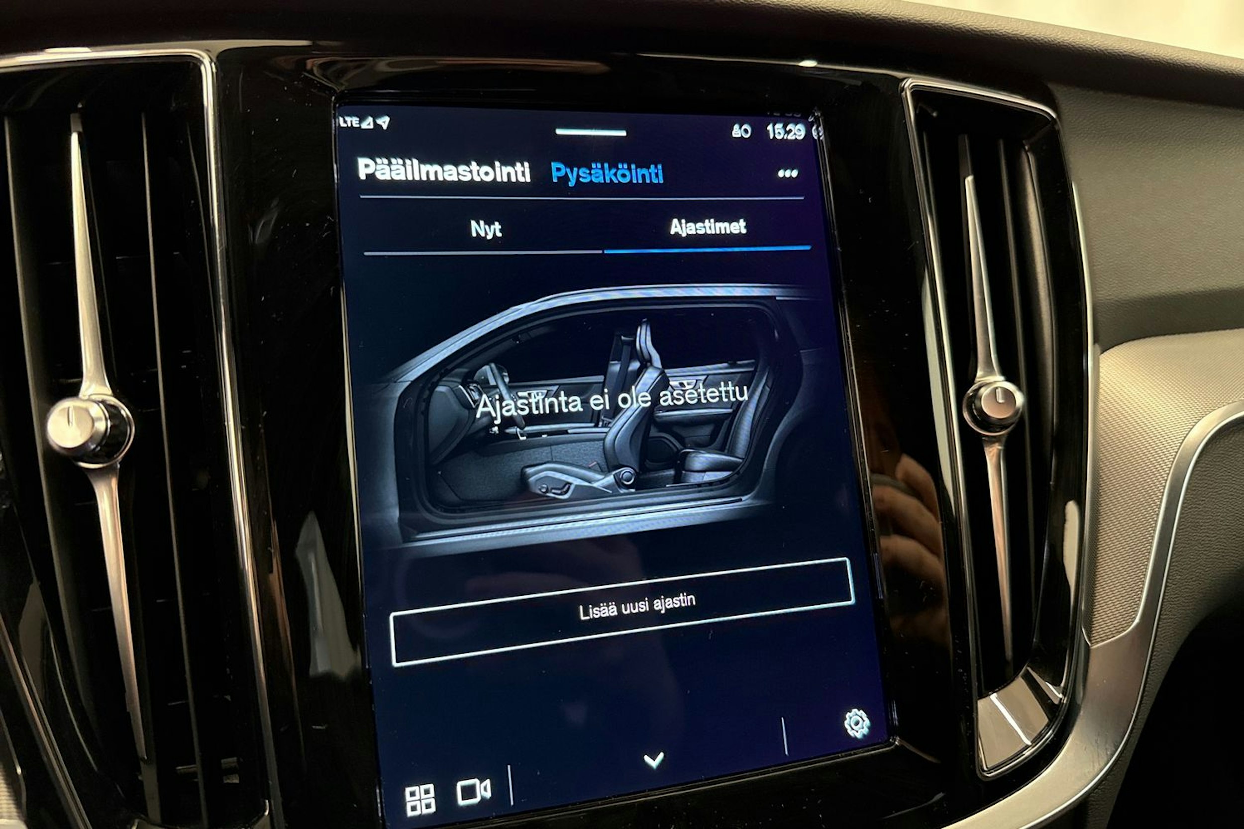punainen Volvo V60 2023 kuva 30.