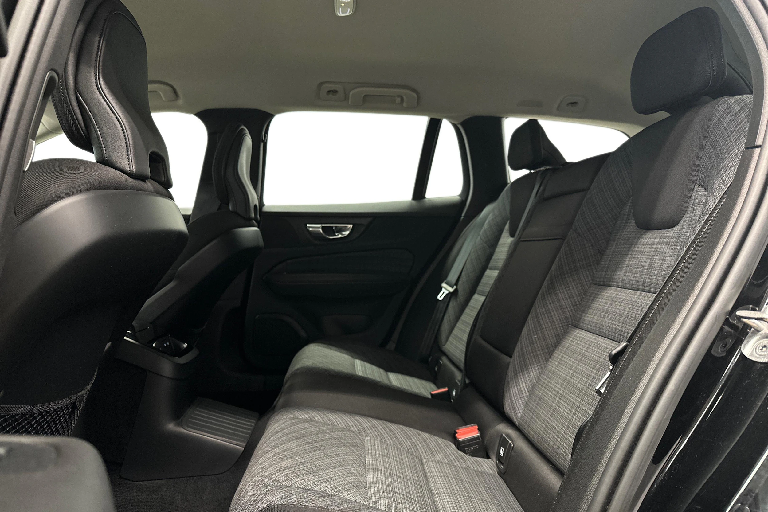 musta Volvo V60 2023 kuva 8.