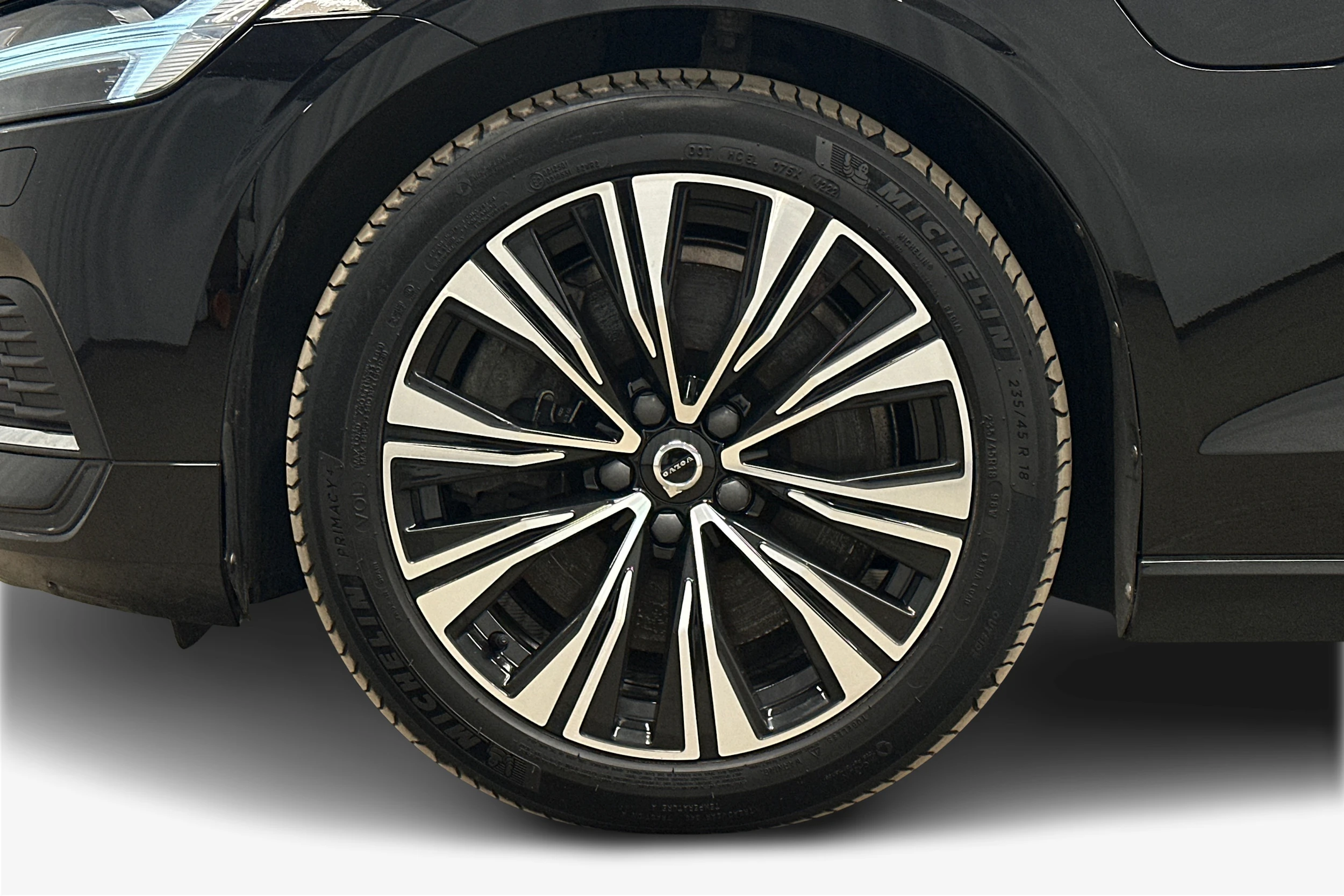 musta Volvo V60 2023 kuva 9.