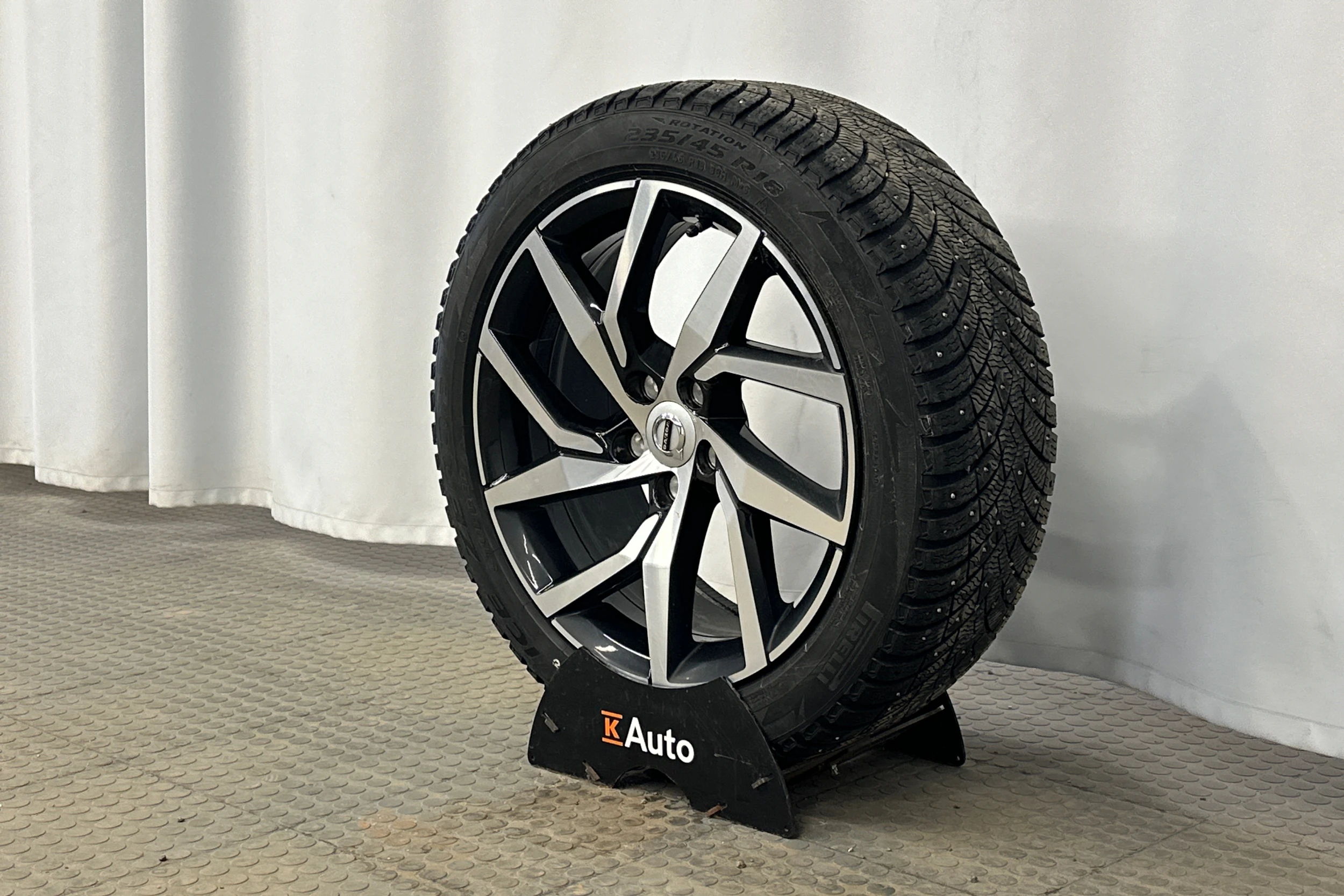 musta Volvo V60 2023 kuva 10.