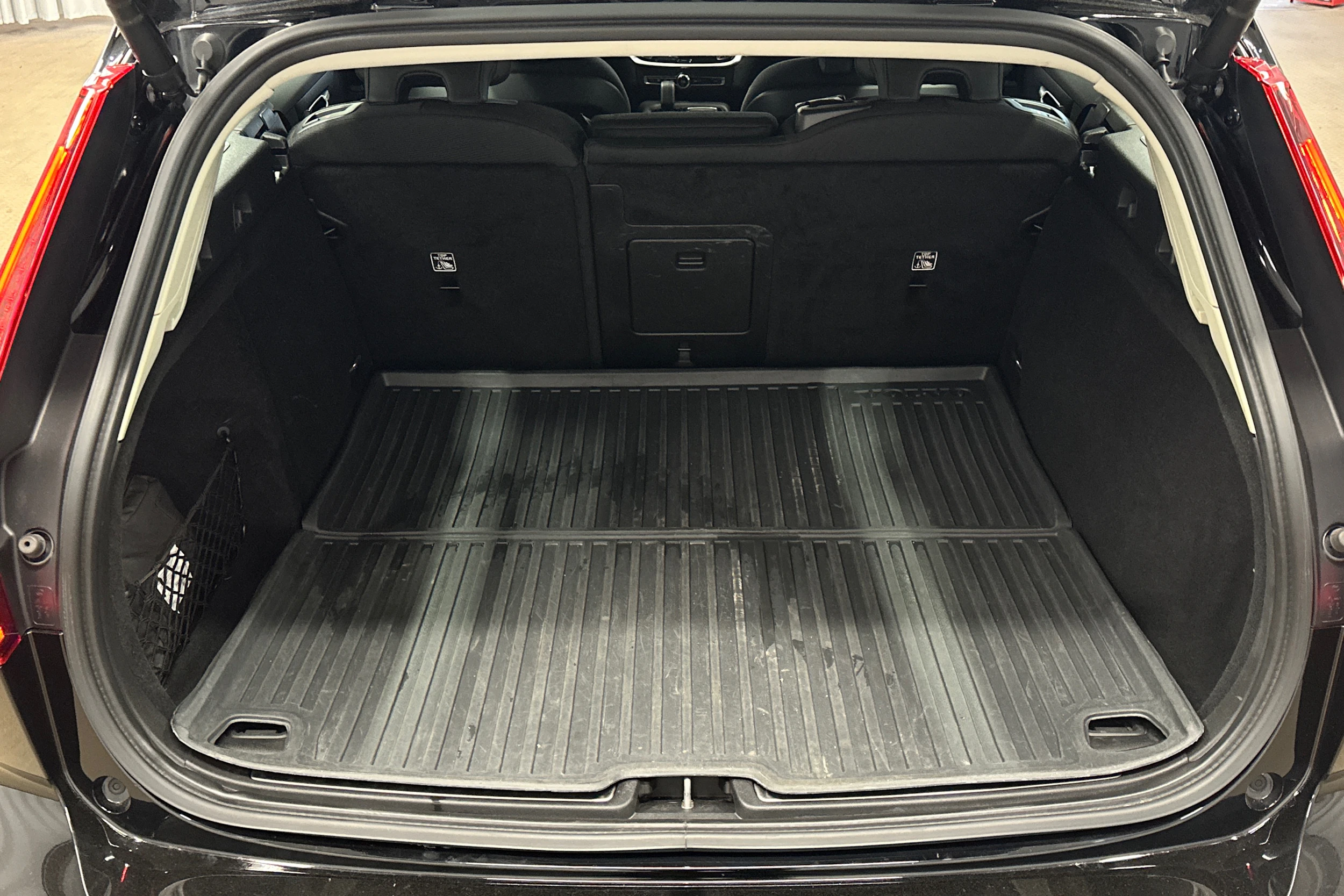 musta Volvo V60 2023 kuva 11.