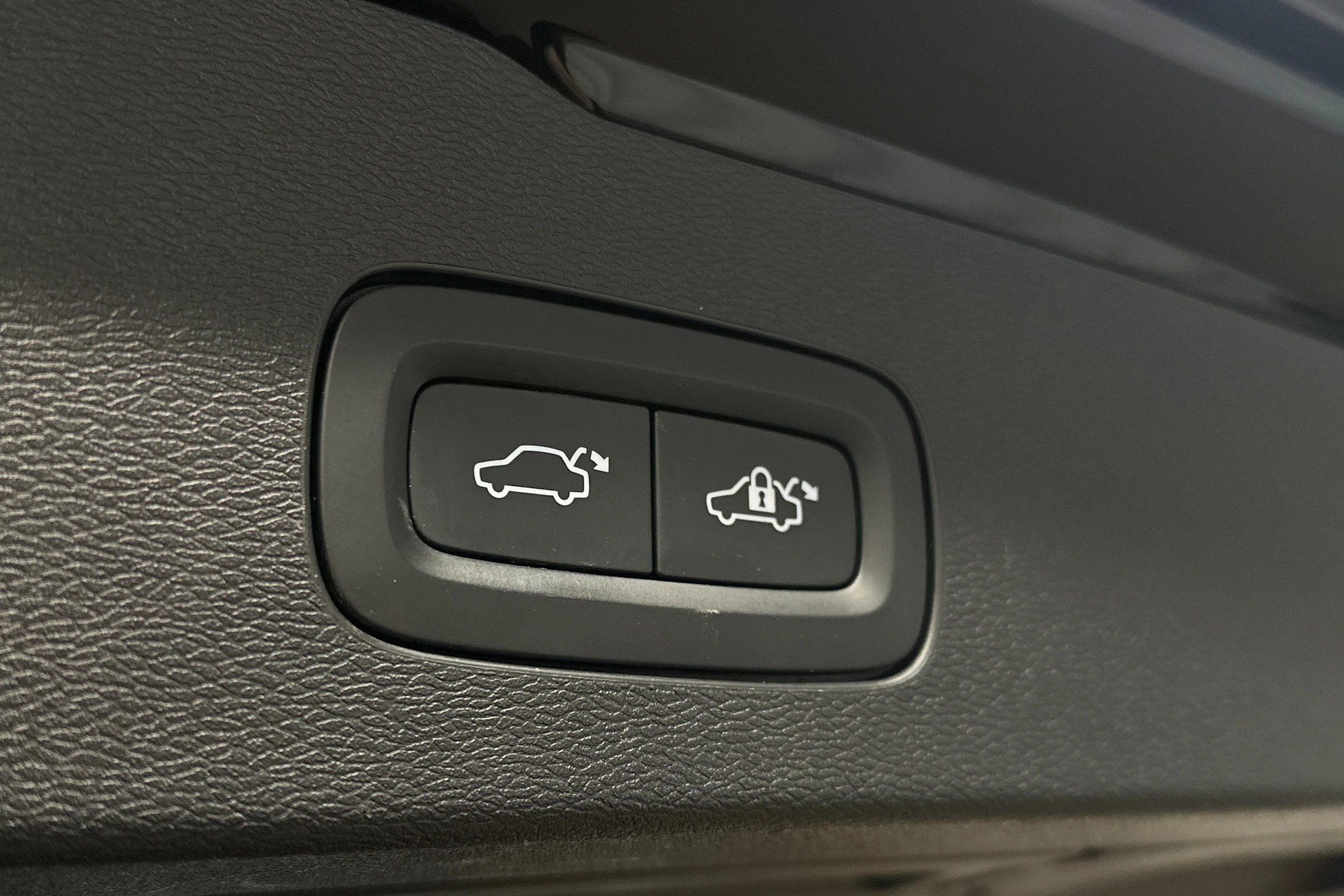 musta Volvo V60 2023 kuva 12.