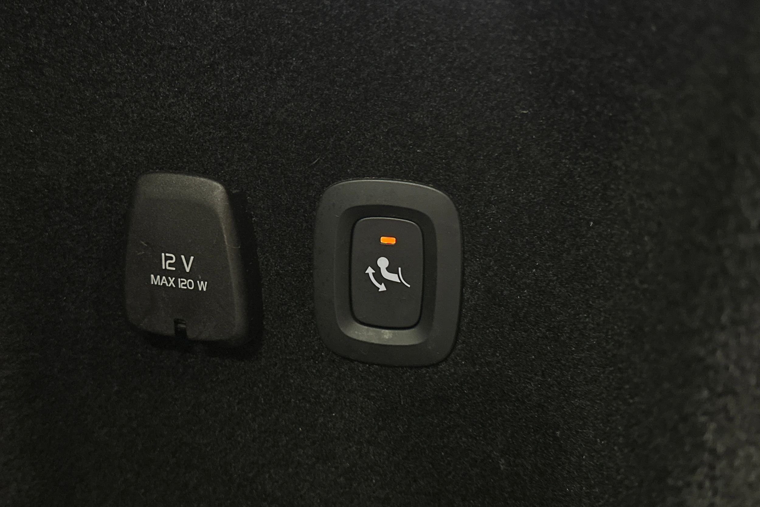 musta Volvo V60 2023 kuva 13.