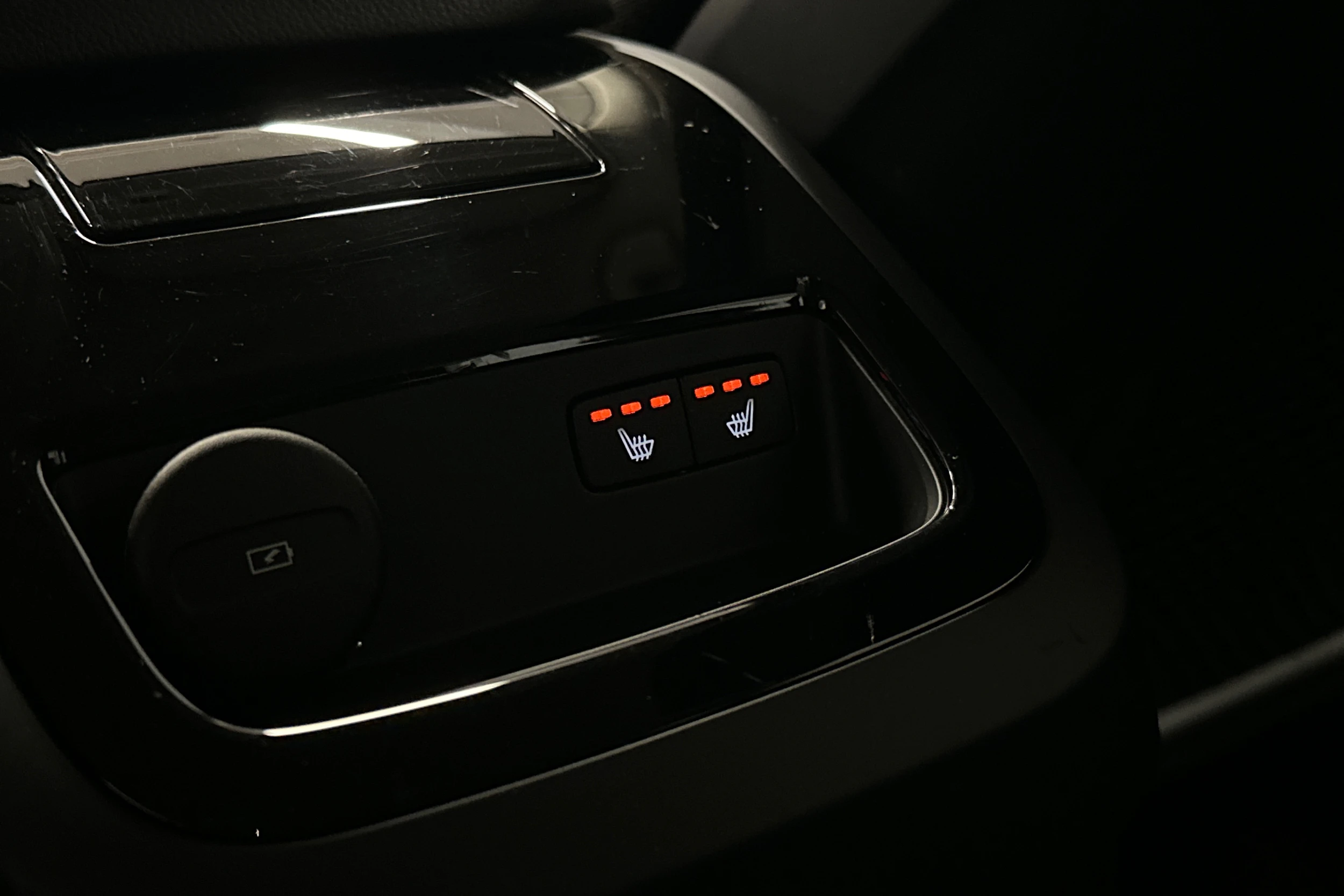 musta Volvo V60 2023 kuva 14.