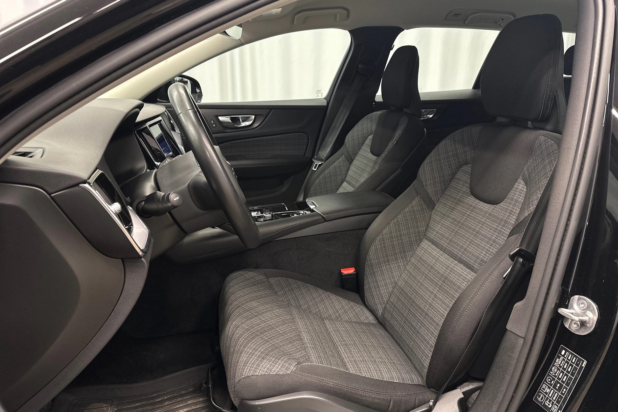 musta Volvo V60 2023 kuva 15.