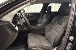 musta Volvo V60 2023 kuva 15.