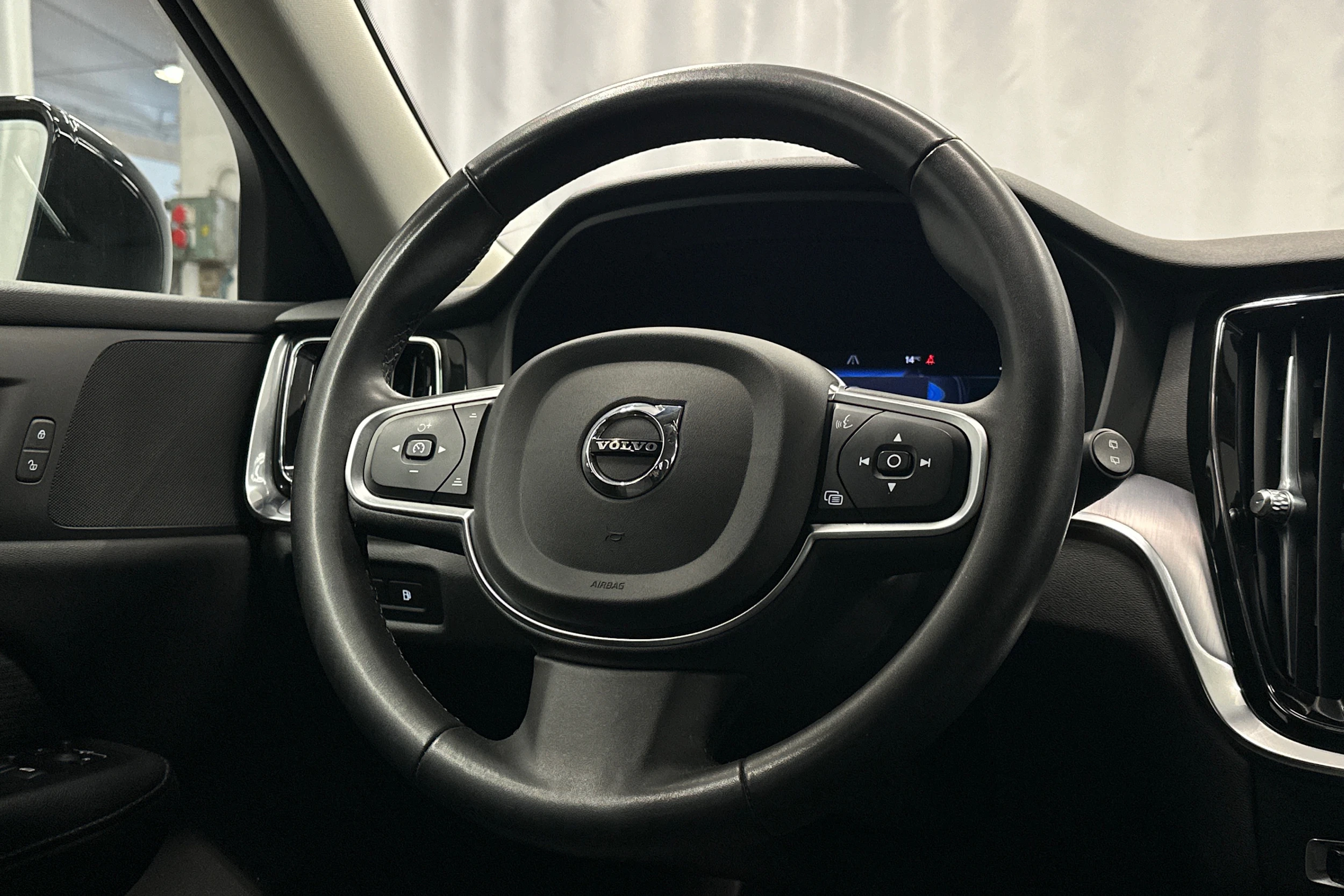 musta Volvo V60 2023 kuva 16.