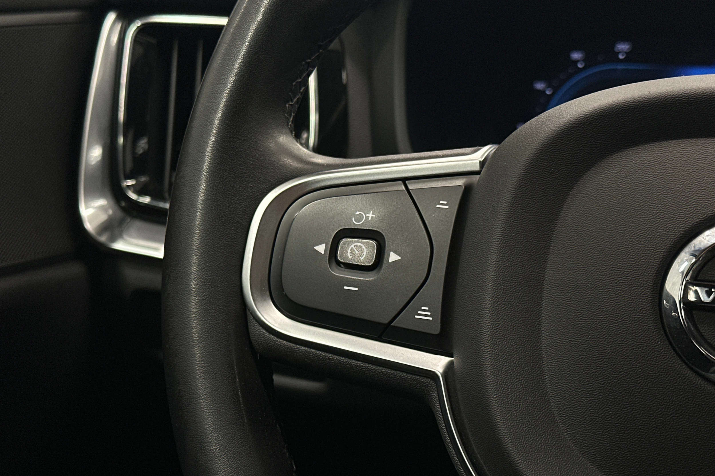 musta Volvo V60 2023 kuva 17.