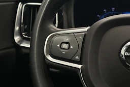 musta Volvo V60 2023 kuva 17.