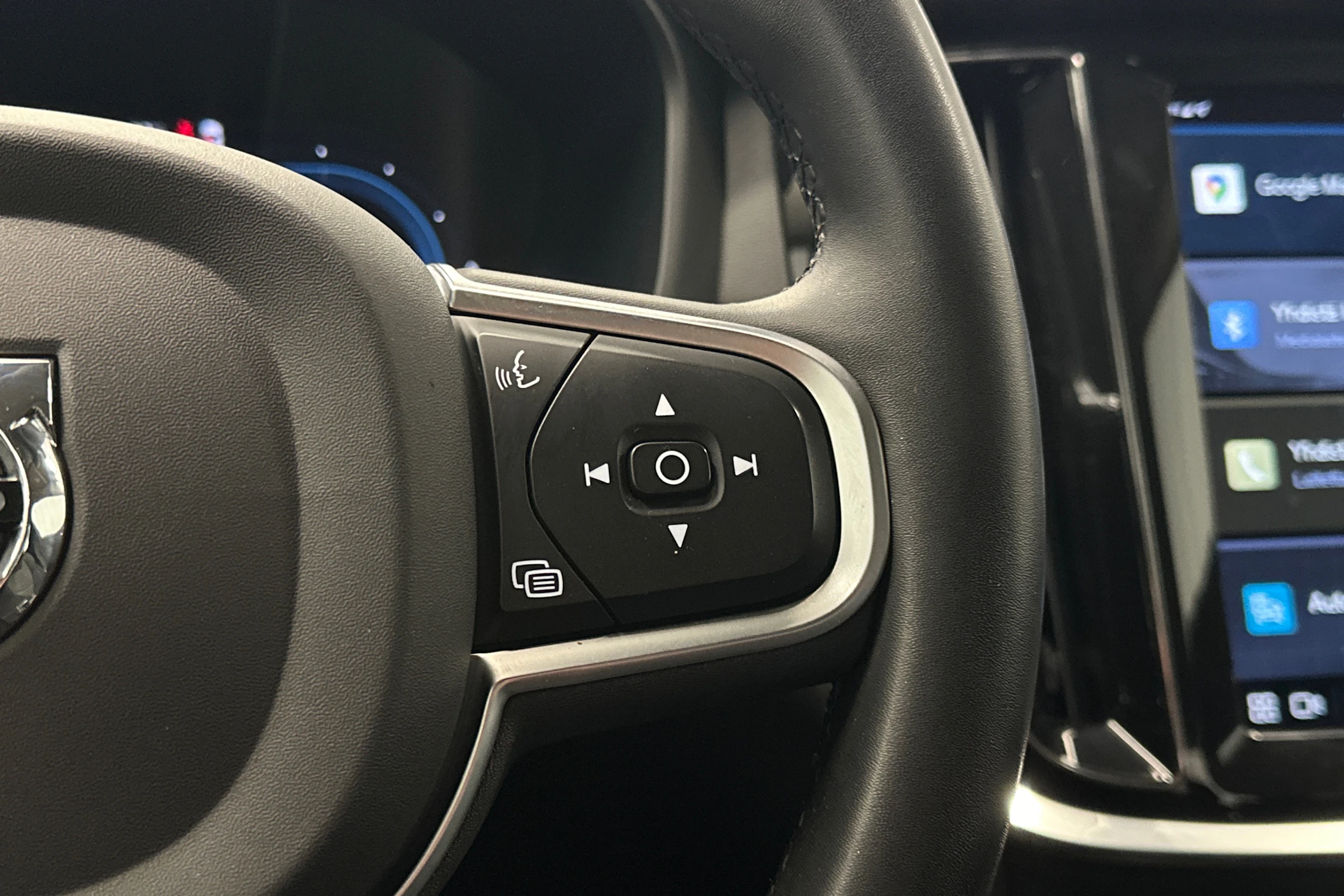 musta Volvo V60 2023 kuva 18.