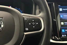 musta Volvo V60 2023 kuva 18.