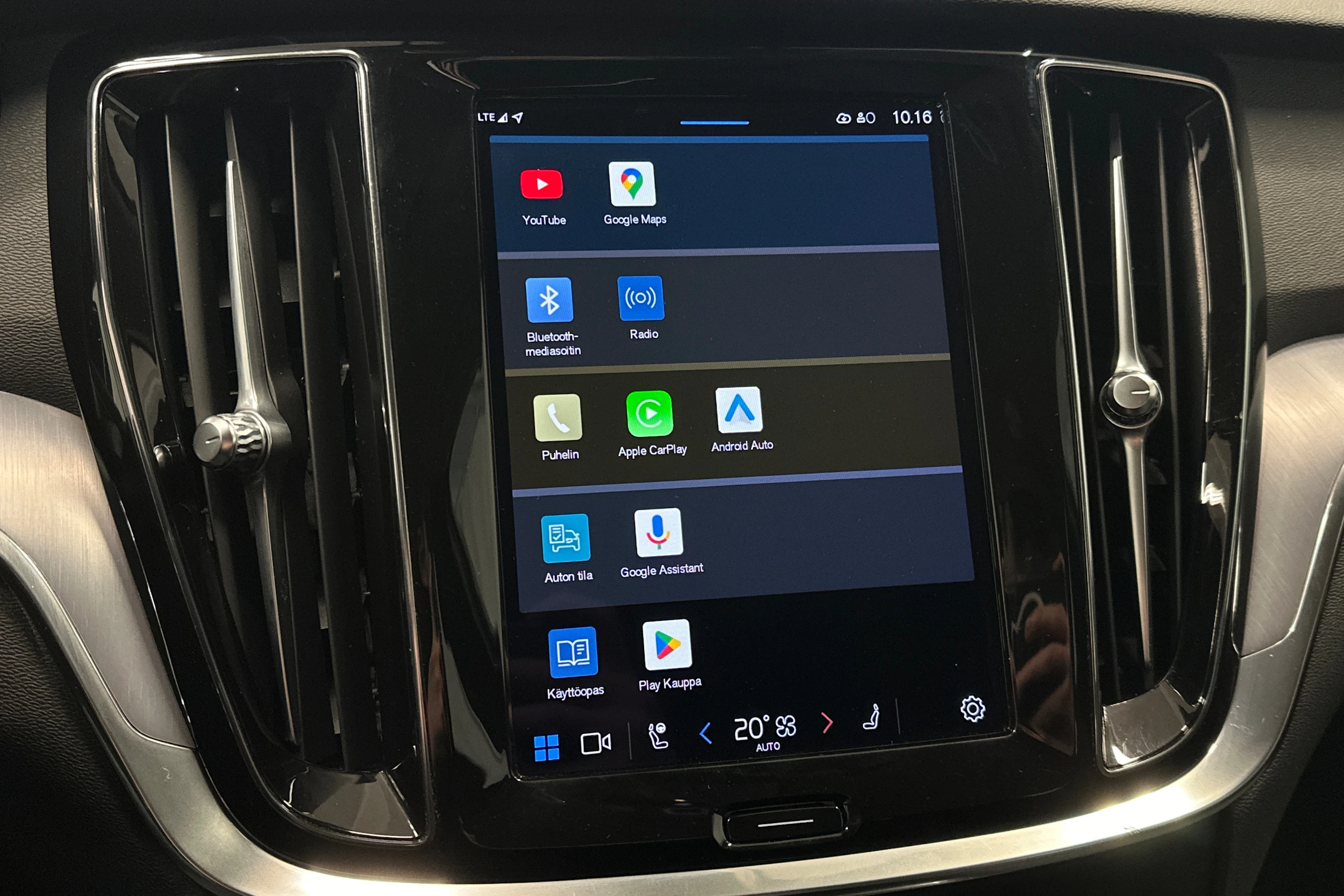 musta Volvo V60 2023 kuva 20.