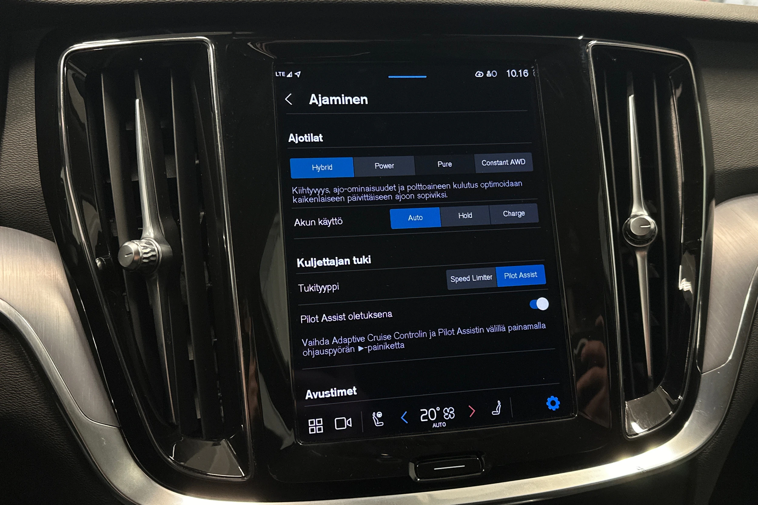 musta Volvo V60 2023 kuva 22.