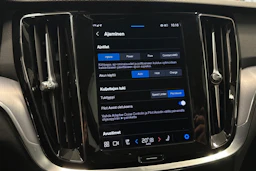 musta Volvo V60 2023 kuva 22.