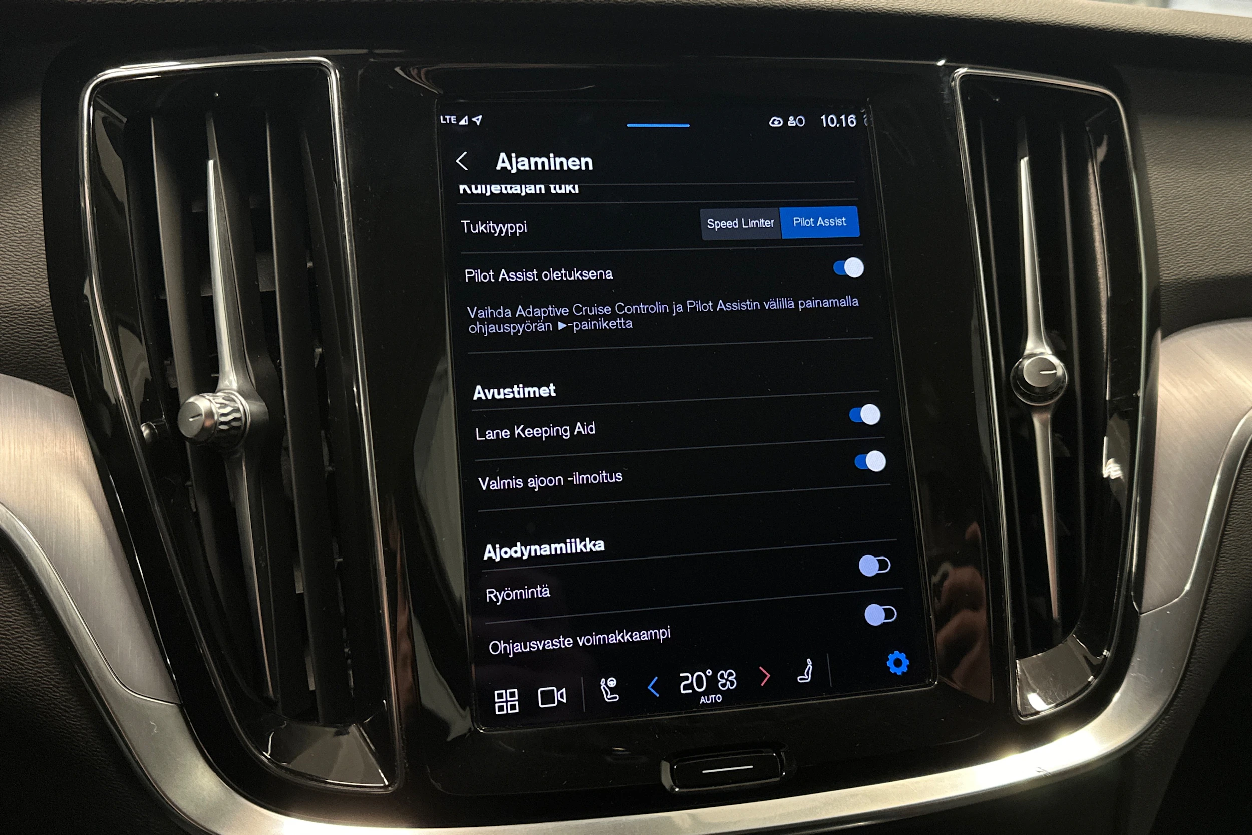 musta Volvo V60 2023 kuva 23.