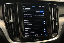 musta Volvo V60 2023 kuva 23.