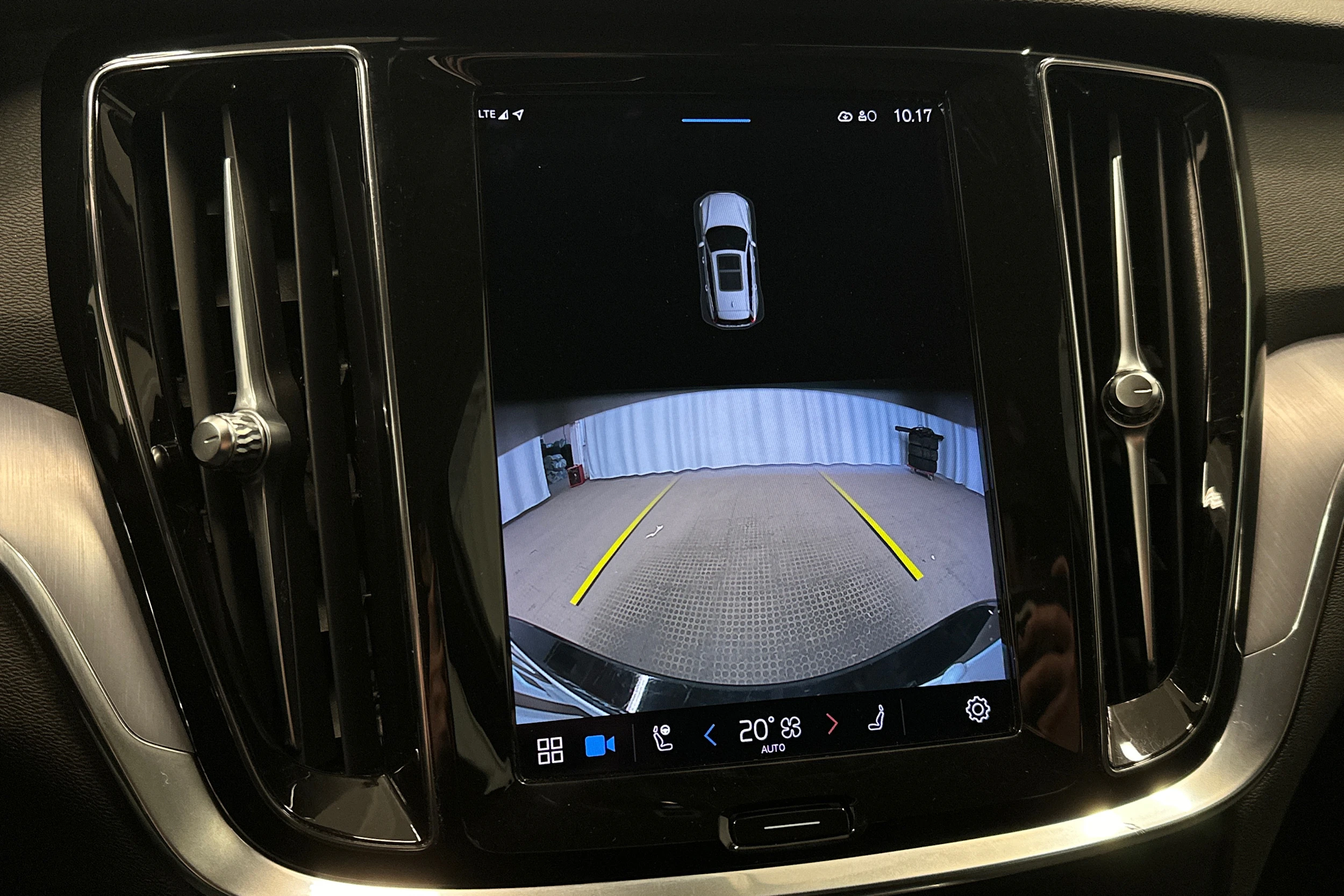 musta Volvo V60 2023 kuva 24.