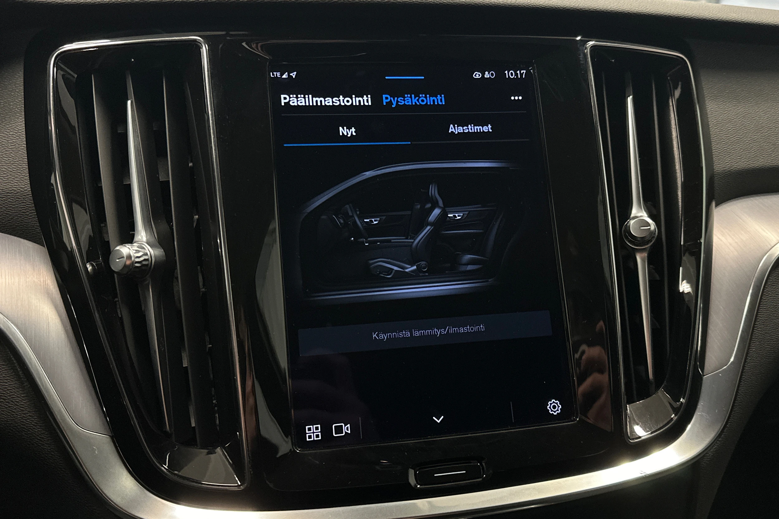 musta Volvo V60 2023 kuva 25.