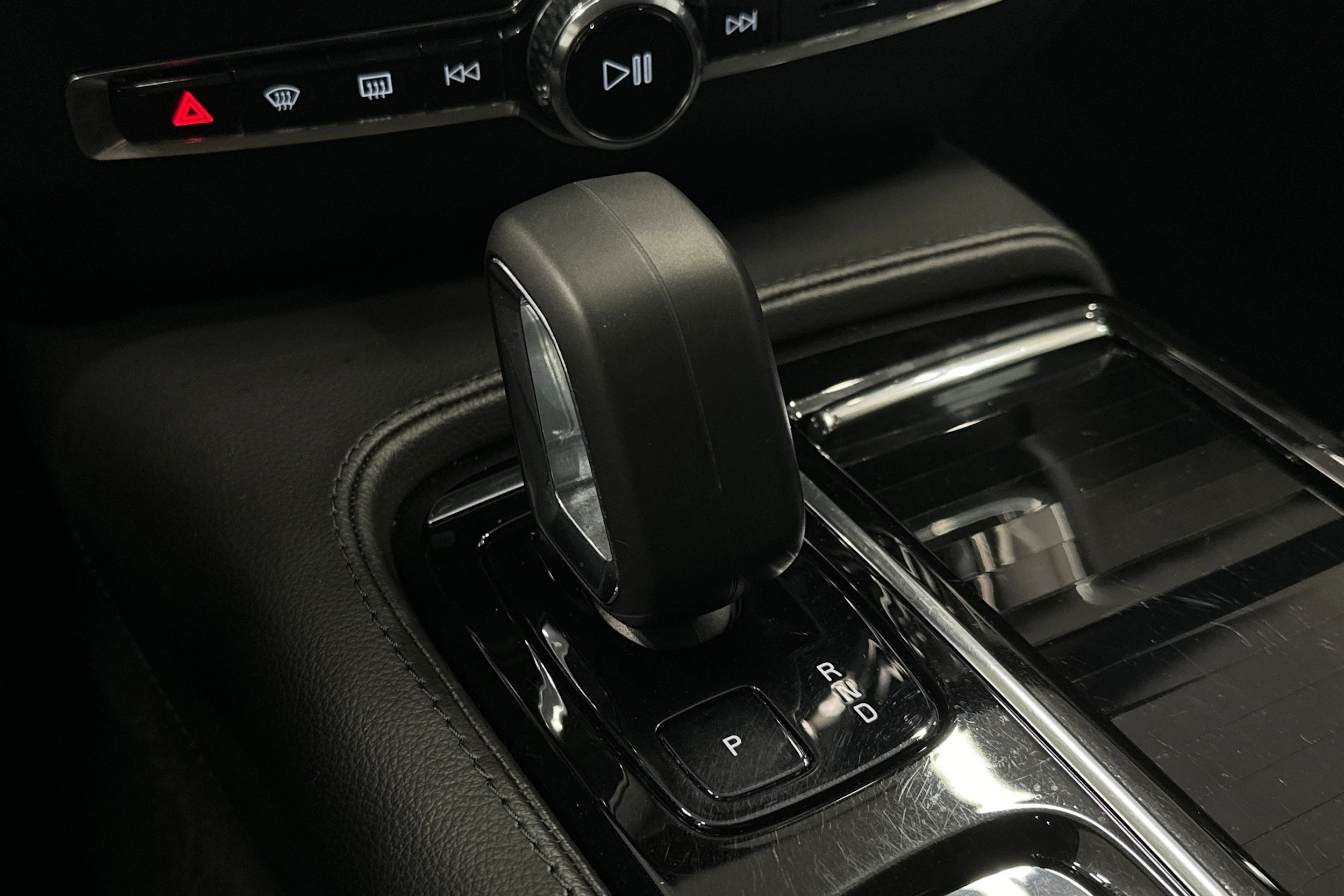 musta Volvo V60 2023 kuva 26.