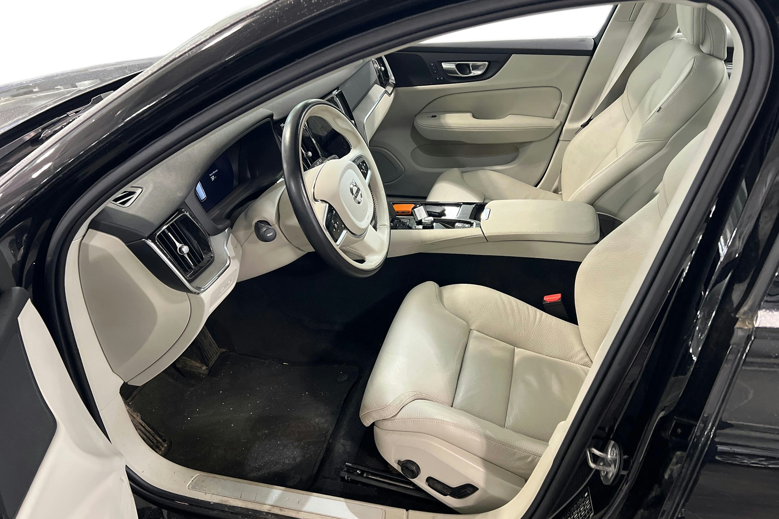 musta Volvo V60 2023 kuva 3.