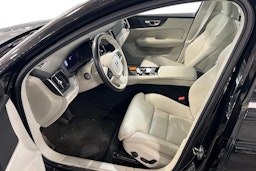 musta Volvo V60 2023 kuva 3.