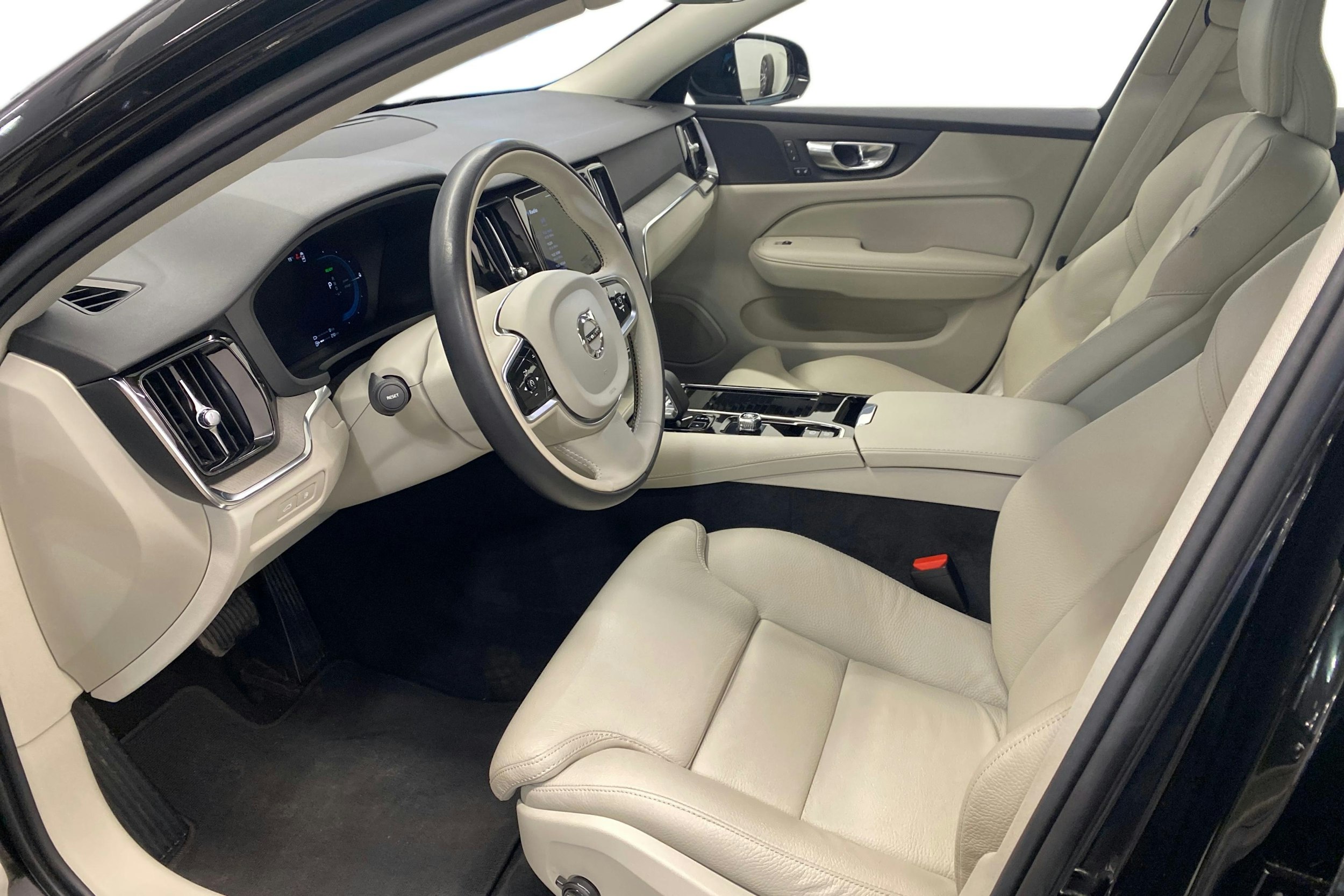 musta Volvo V60 2023 kuva 7.