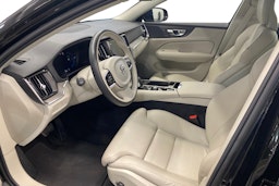 musta Volvo V60 2023 kuva 7.