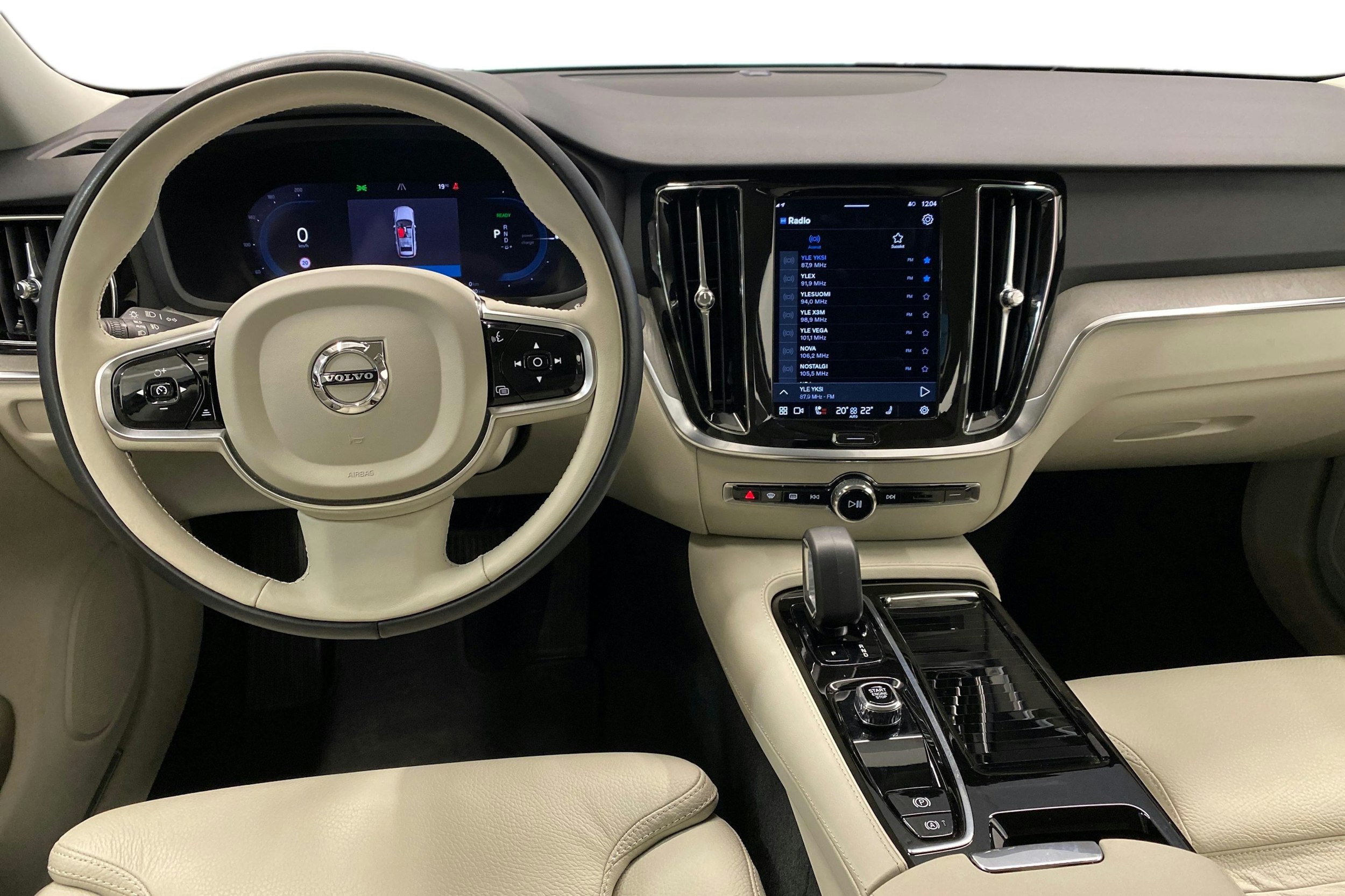 musta Volvo V60 2023 kuva 9.