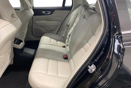 musta Volvo V60 2023 kuva 10.