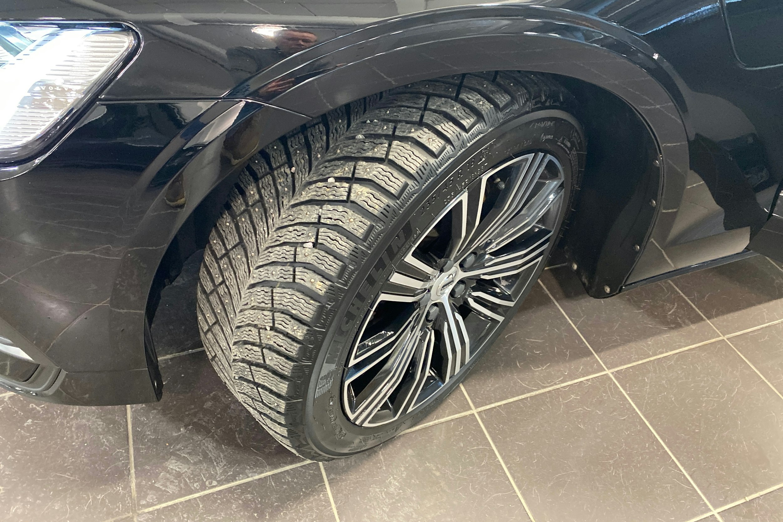 musta Volvo V60 2023 kuva 13.