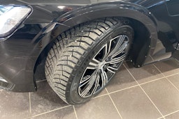 musta Volvo V60 2023 kuva 13.