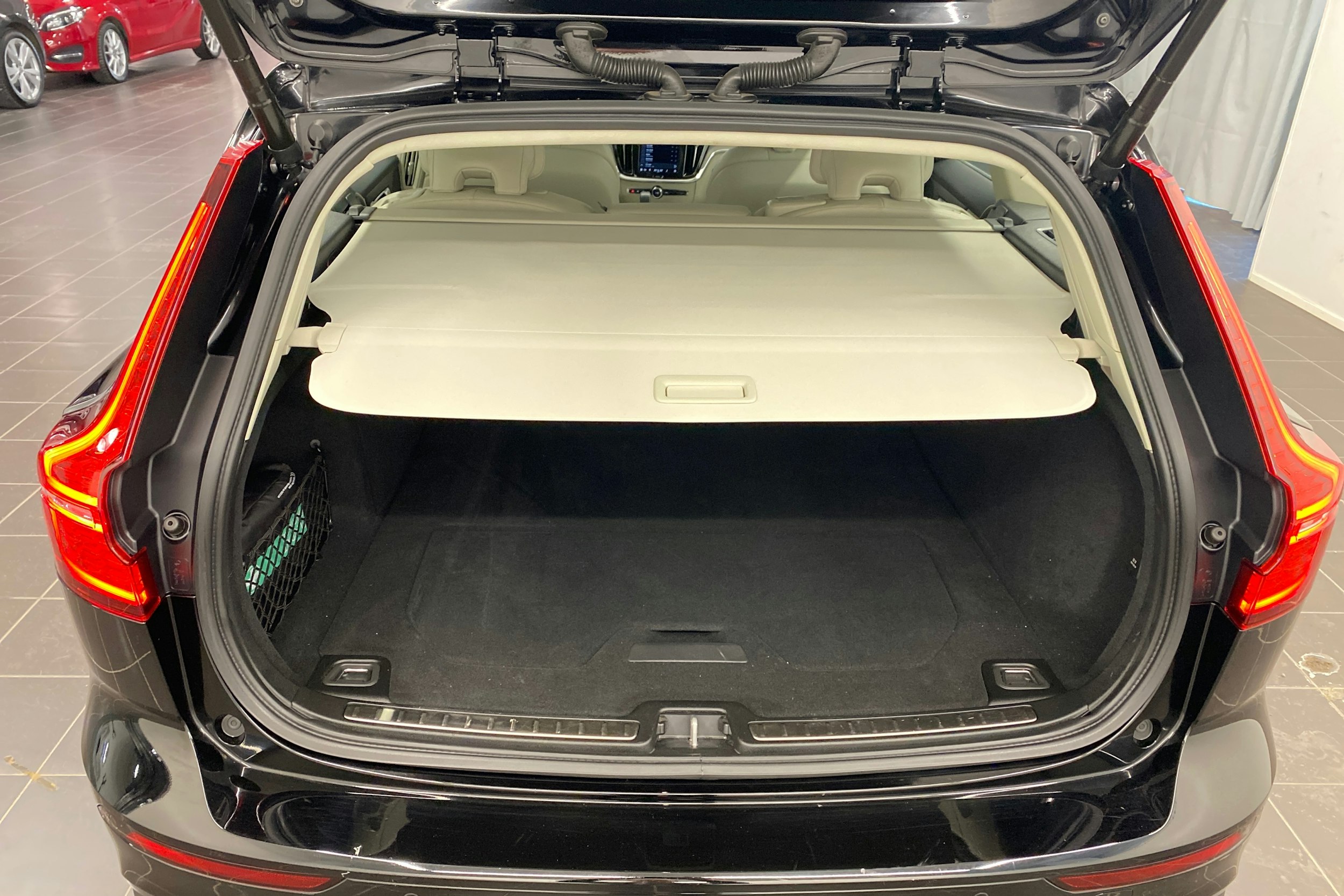 musta Volvo V60 2023 kuva 14.