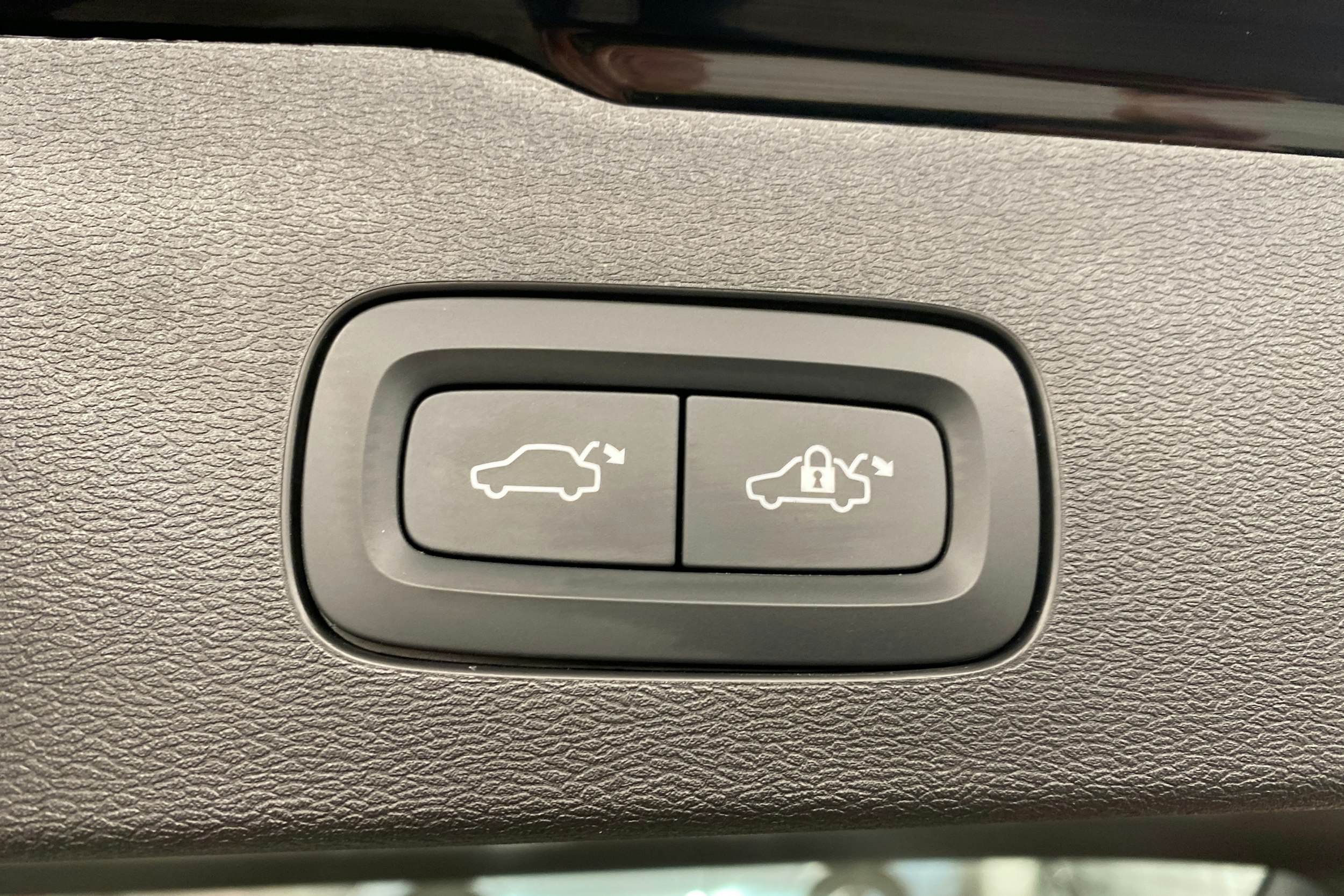 musta Volvo V60 2023 kuva 15.