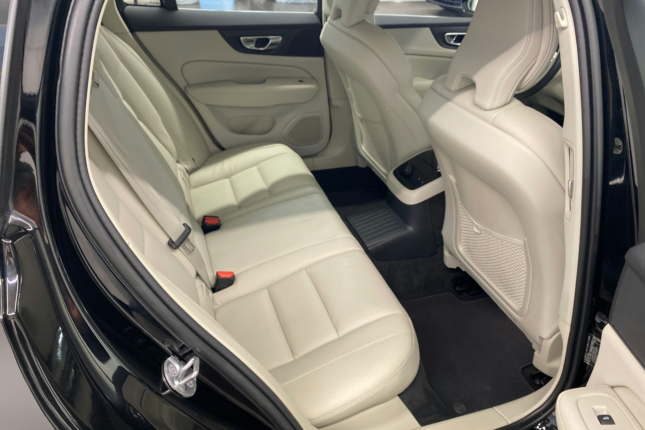 musta Volvo V60 2023 kuva 17.