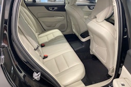 musta Volvo V60 2023 kuva 17.