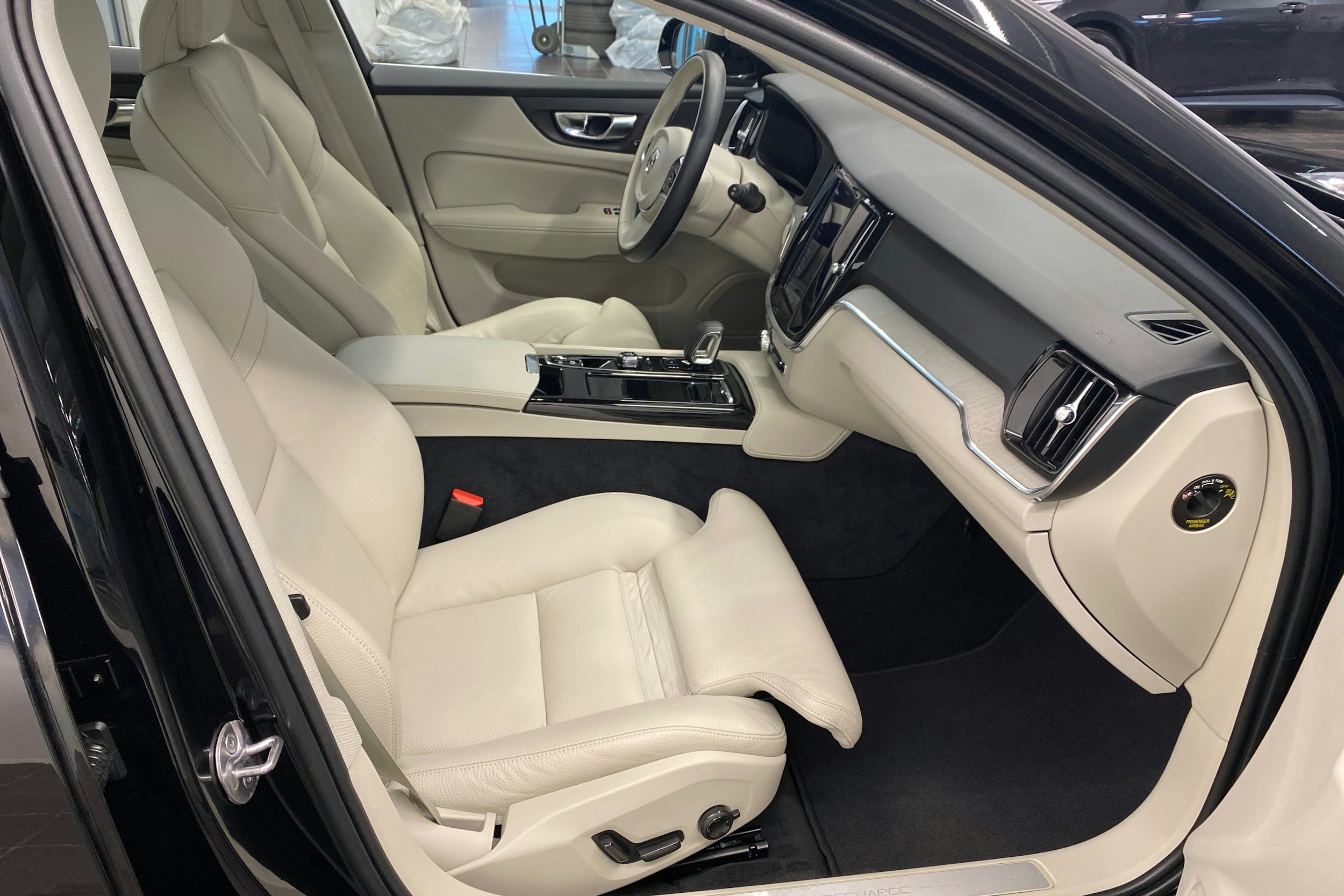 musta Volvo V60 2023 kuva 18.